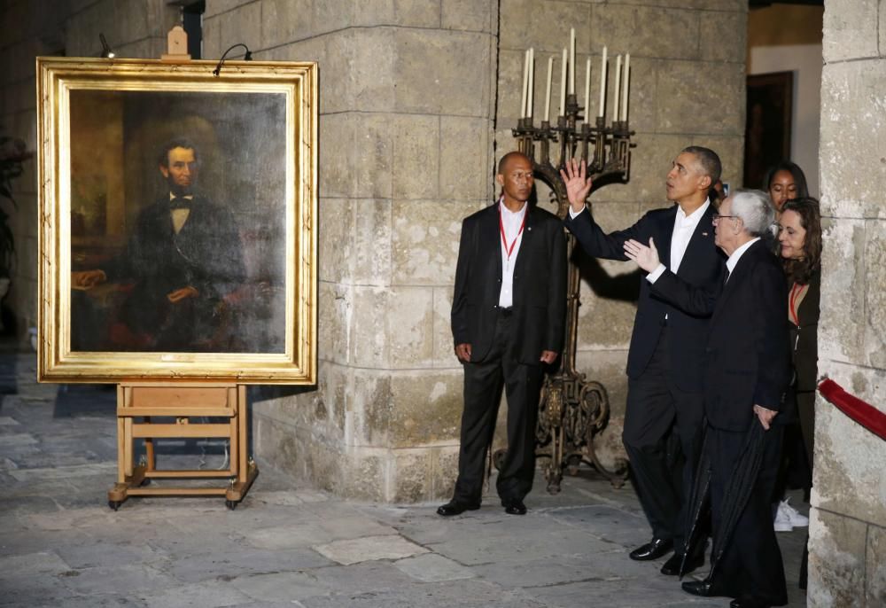 Los Obama visitan La Habana Vieja.