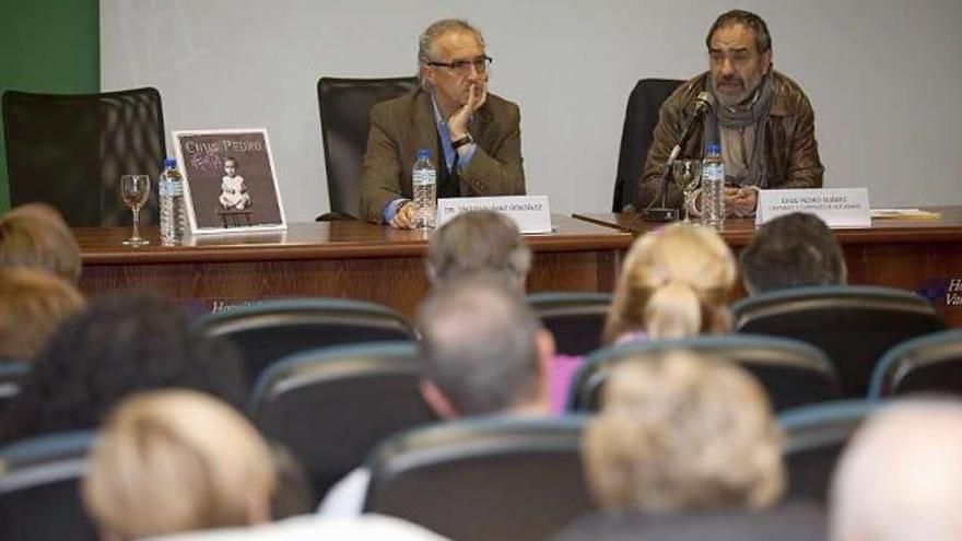 Chus Pedro, a la derecha, junto a Tácito Suárez en la charla ofrecida en el Hospital de Riaño.