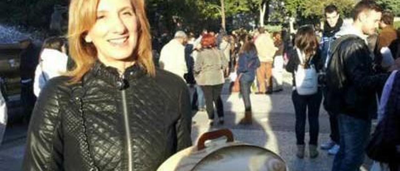 Mary Paz Álvarez, con su tarta, en la plaza de España de Madrid.