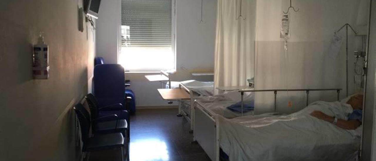 Una de las habitaciones de tres camas del Hospital Clínico que están en funcionamiento este verano.