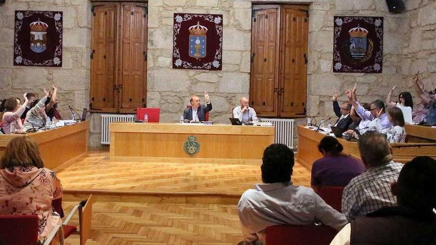 Votación durante el pleno de Ponteareas del pasado mes. // A. Hernández