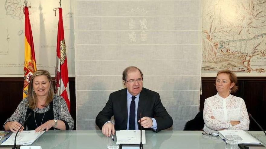 Herrera y Pilar del Olmo presiden el Pleno del Consejo Financiero.