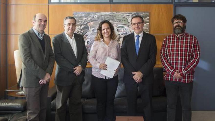 El profesor Ramón Pardo, el delegado de Levante de Castelló, Pepe Beltrán, la estudiante premiada, Laura García, el rector de la UJI, Vicent Climent, y el profesor Hugo Doménech.