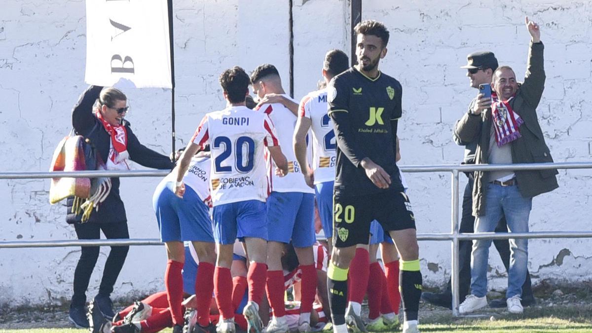Los jugadores del Barbastro celebran el gol que elimina al Almería de la Copa.