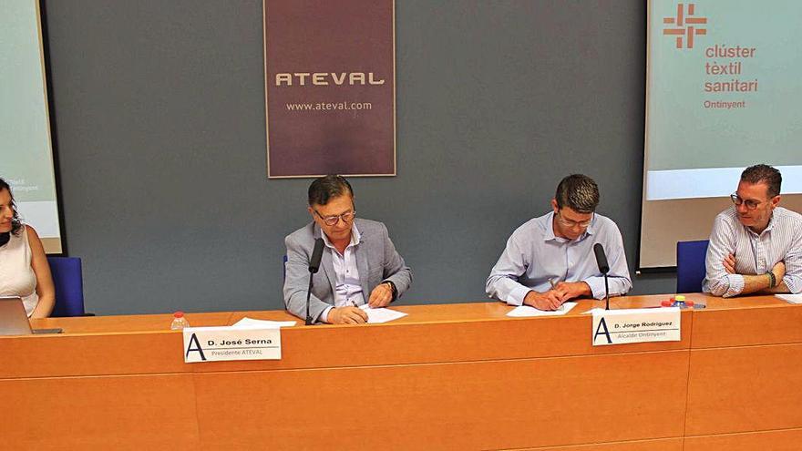 Serna y Rodríguez, al centro, ayer por la mañana durante la firma del convenio para el Clúster Textil en la sede de ATEVAL.