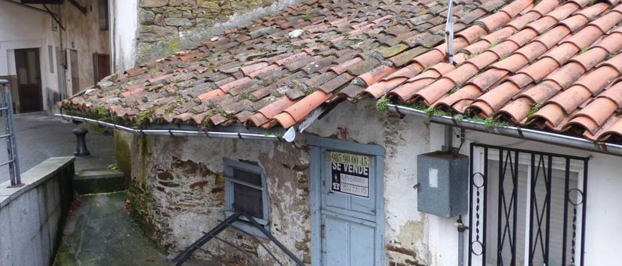 La casa en venta por 8.000 euros en la plaza de El Lavadero de Tineo.