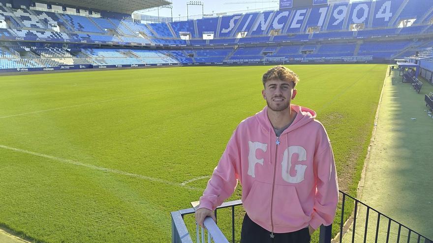 Adrián Niño, delantero del Málaga CF, posa para La Opinión de Málaga en La Rosaleda