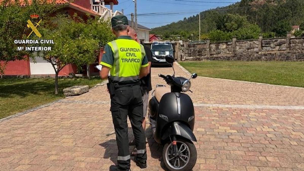 La Guardia Civil de O Porriño interceptó al menor de diez años cuando conducía la moto con su padre de copiloto.