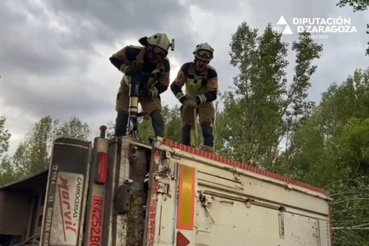 Los bomberos de la DPZ trabajando para desencarcelar a los toros atrapados dentro del camión