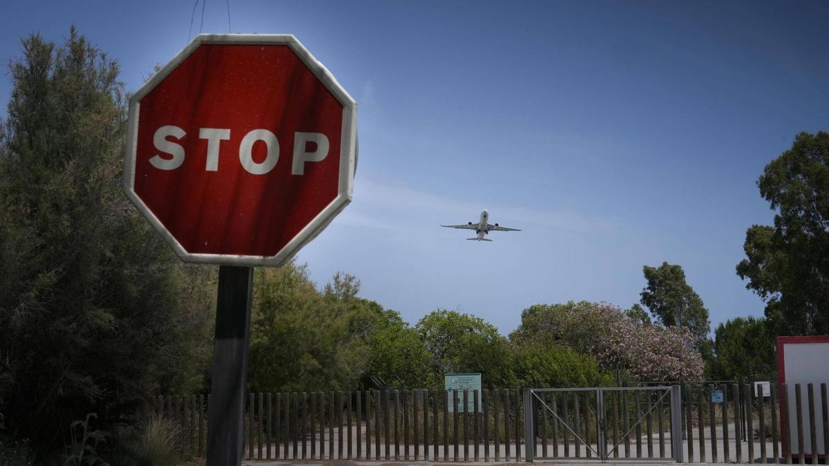 Un avión sobrevuela la zona de el Remolar, este martes.