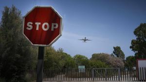 El Prat de Llobregat 10/06/2025 Ampliación del aeropuerto de Barcelona Josep Tarradellas El Prat En la foto, aviones sobrevuelan la zona de el Remolar Filipines después de despegar de la pista 06R/24L , la más cercana al mar, y que se pretende alargar por la Ricarda y por el Remolar afectando a los ecositemas del Parc Natural del Delta del LLobregat Fotografía de Ferran Nadeu