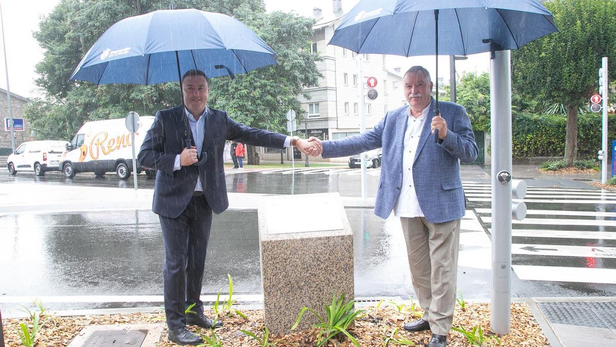 El presidente de la Diputación, Valentín González Formoso, y el alcalde de Oleiros, Ánge García Seoane, en la inauguración de la renovada avenida de Santa Cristina.