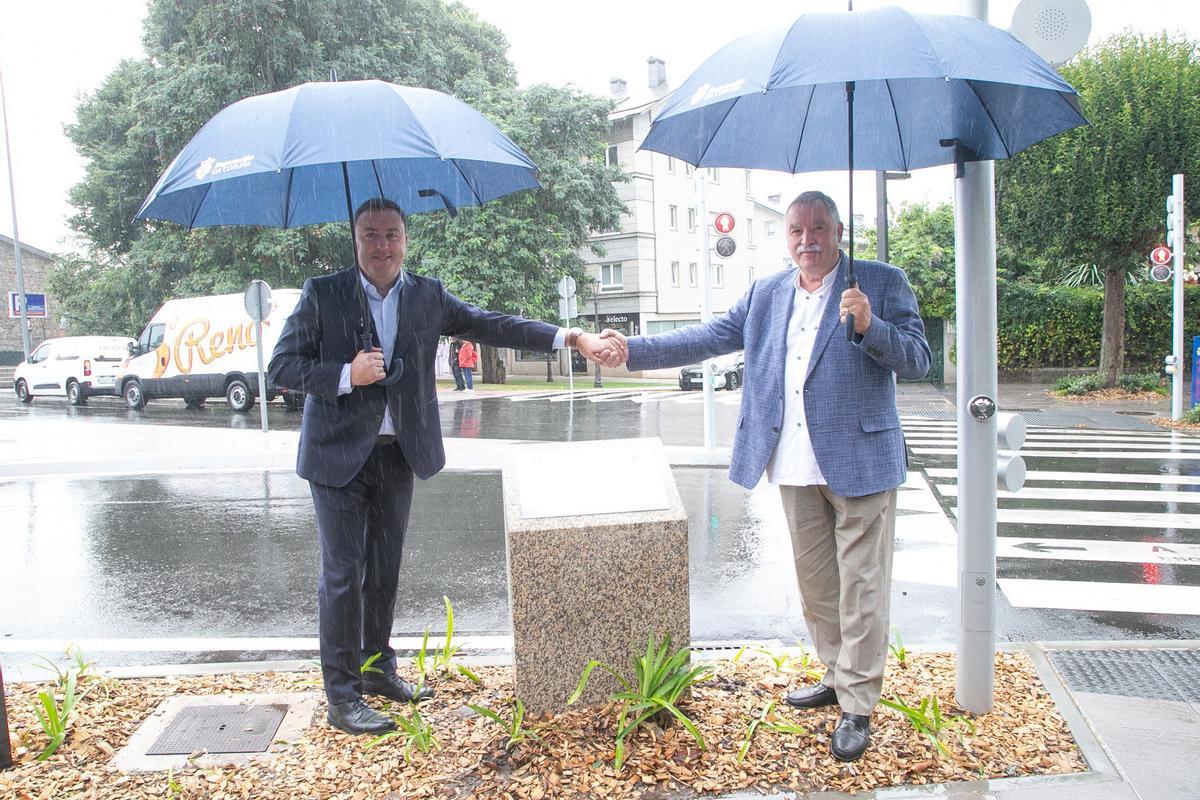 El presidente de la Diputación, Valentín González Formoso, y el alcalde de Oleiros, Ánge García Seoane, en la inauguración de la renovada avenida de Santa Cristina.