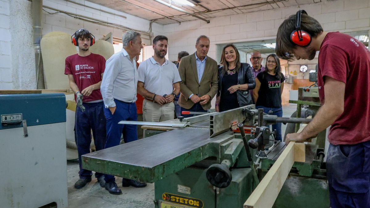 Visita de Lago y Reguera al Obradoiro de Emprego de Cambados.