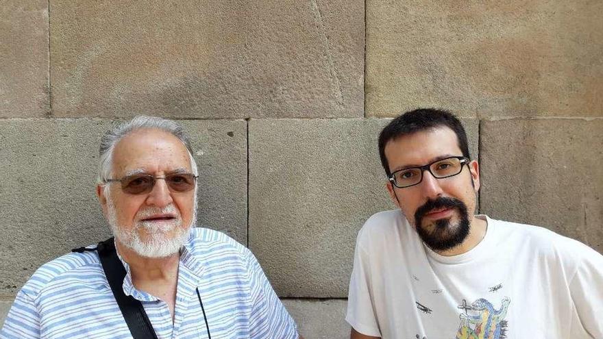 Padre e hijo posan junto a la traza fósil encontrada en la fachada del Palacio de Justicia de Barcelona.