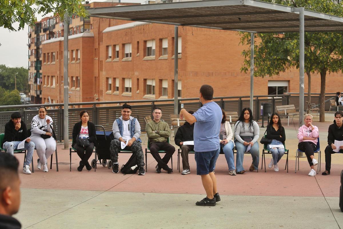 Protesta en Ciutat Meridiana para desatascar los PFI de 50 jóvenes del barrio