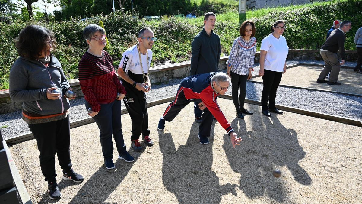 Alumnos del Juan XXIII practicando petanca