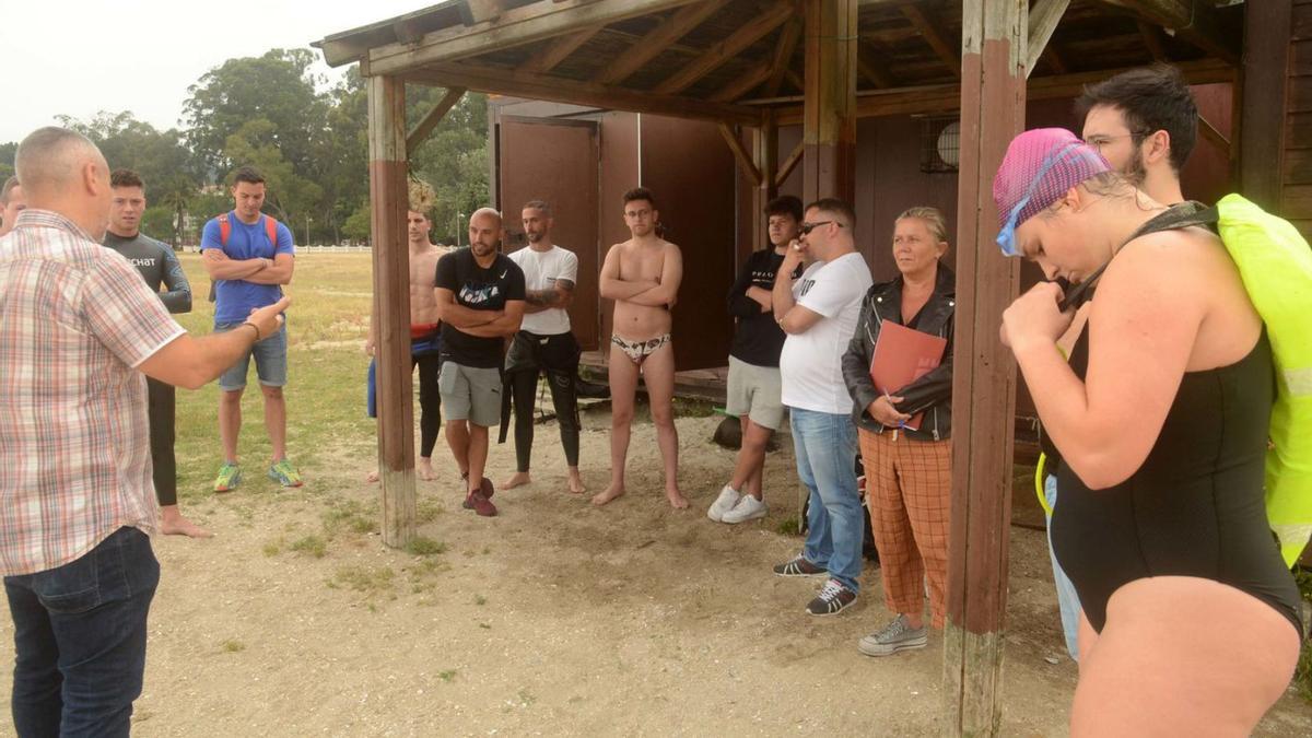 Los candidatos antes de realizar las pruebas físicas en la playa Compostela, ayer. 