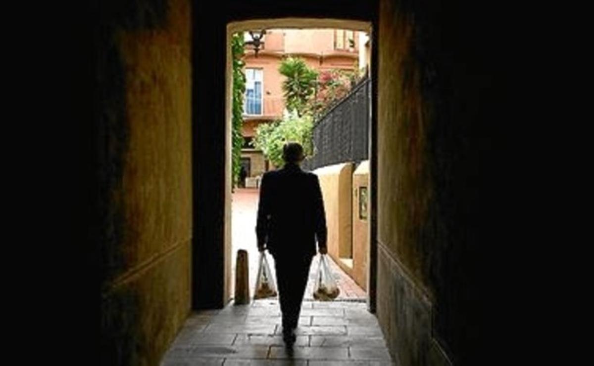 PassejadaEntre el verd i la calmaUN BON MOMENT PER FER-SE UNA IDEA DE COM SEGUEIX EL MÓN, A LA SEVA TAULA DEL CAFÈ AMB VISTES AL CARRER. PassejadaEntre el verd i la calmaUN BON MOMENT PER FER-SE UNA IDEA DE COM SEGUEIX EL MÓN, A LA SEVA TAULA DEL CAFÈ AMB VISTES AL CARRER.