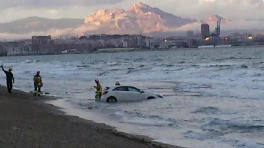 Un coche se mete en el agua en una playa de Alicante