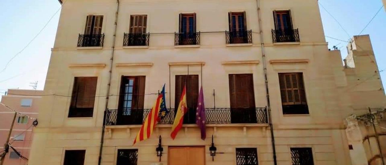 Ayuntamiento de Monóvar con las banderas a media asta