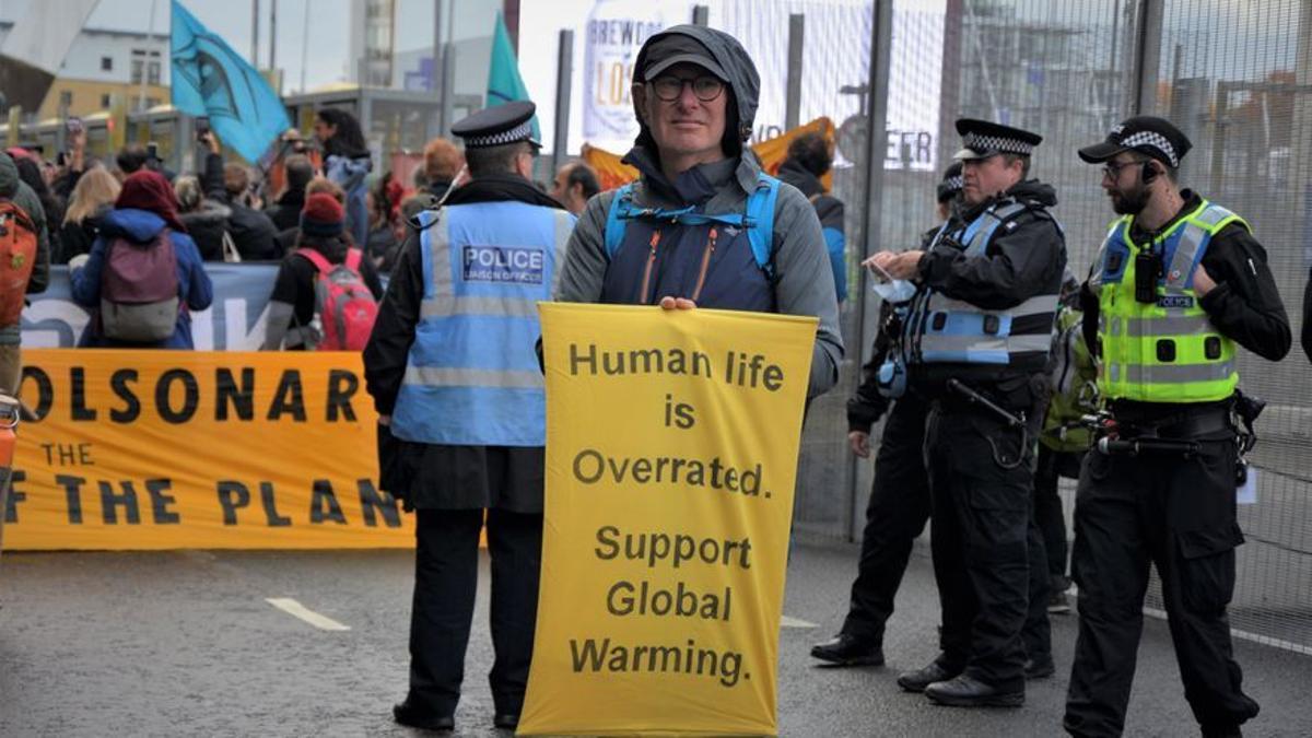 Un activista se manifiesta ante las puertas de la Cumbre del Clima de Glasgow