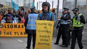 Un activista se manifiesta ante las puertas de la Cumbre del Clima de Glasgow