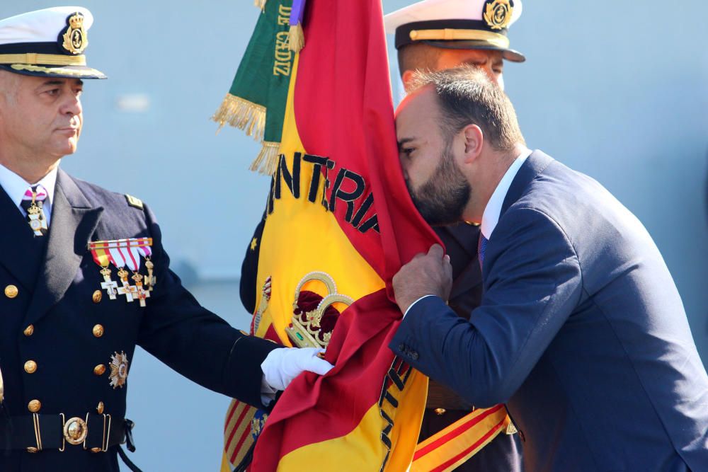 Jura de bandera civil en el portaviones Juan Carlo