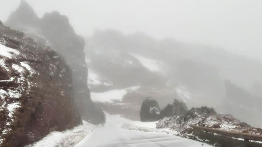 La nieve que ha caído con cierta intensidad en el Roque de Los Muchachos esta mañana de jueves.