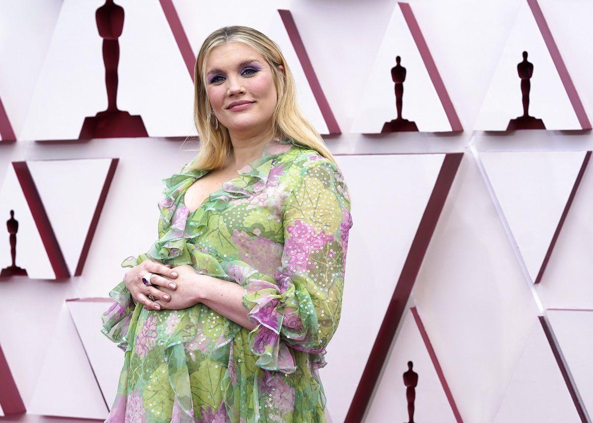 La actriz y guionista Emerald Fennel, con vestido premamá de Gucci, en los Premios Oscar 2021