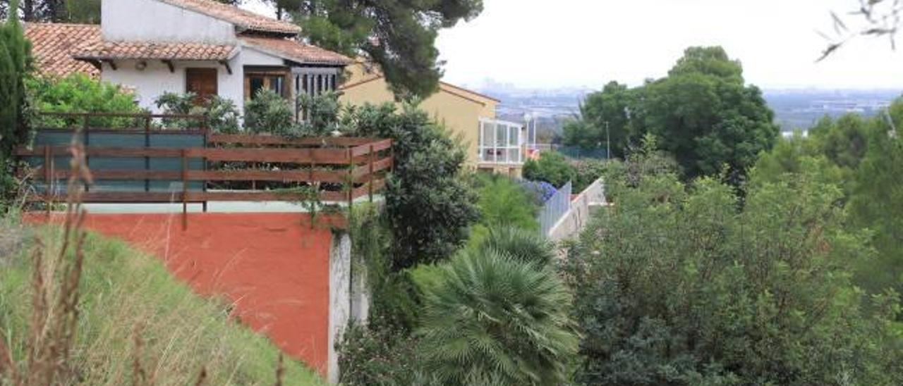 Viviendas de la urbanización Monterreal del Real de Gandia, rodeadas de vegetación.