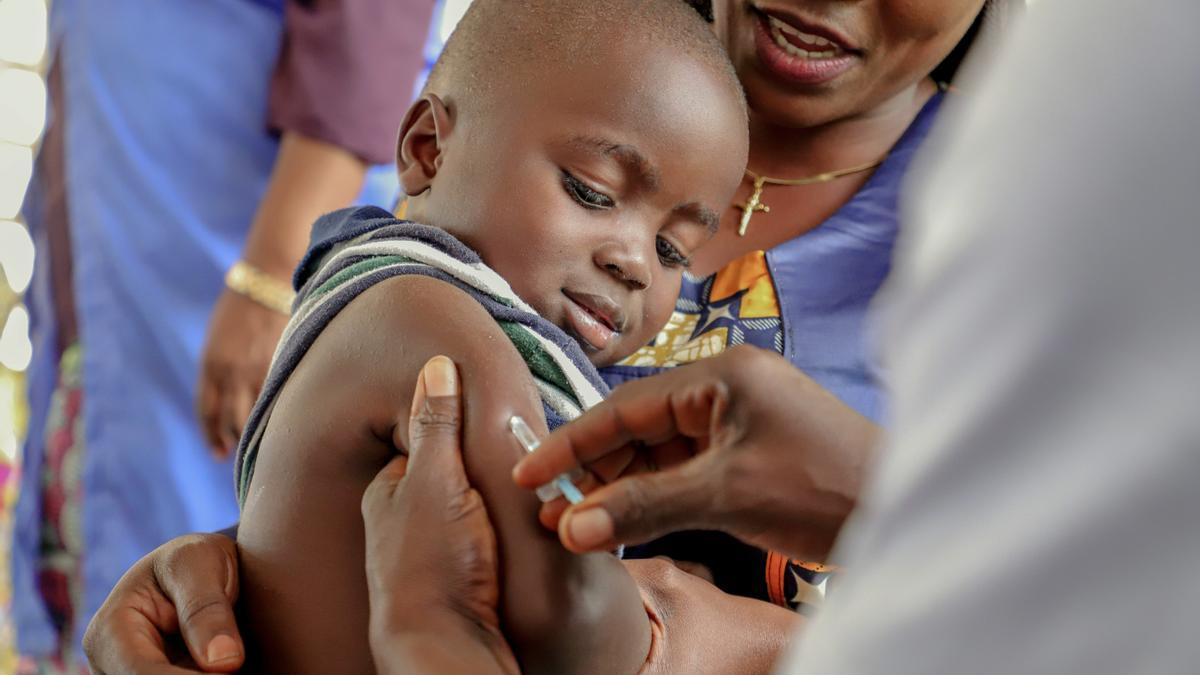 Un niño recibe una vacuna en Impfondo (Congo) en el 2019.