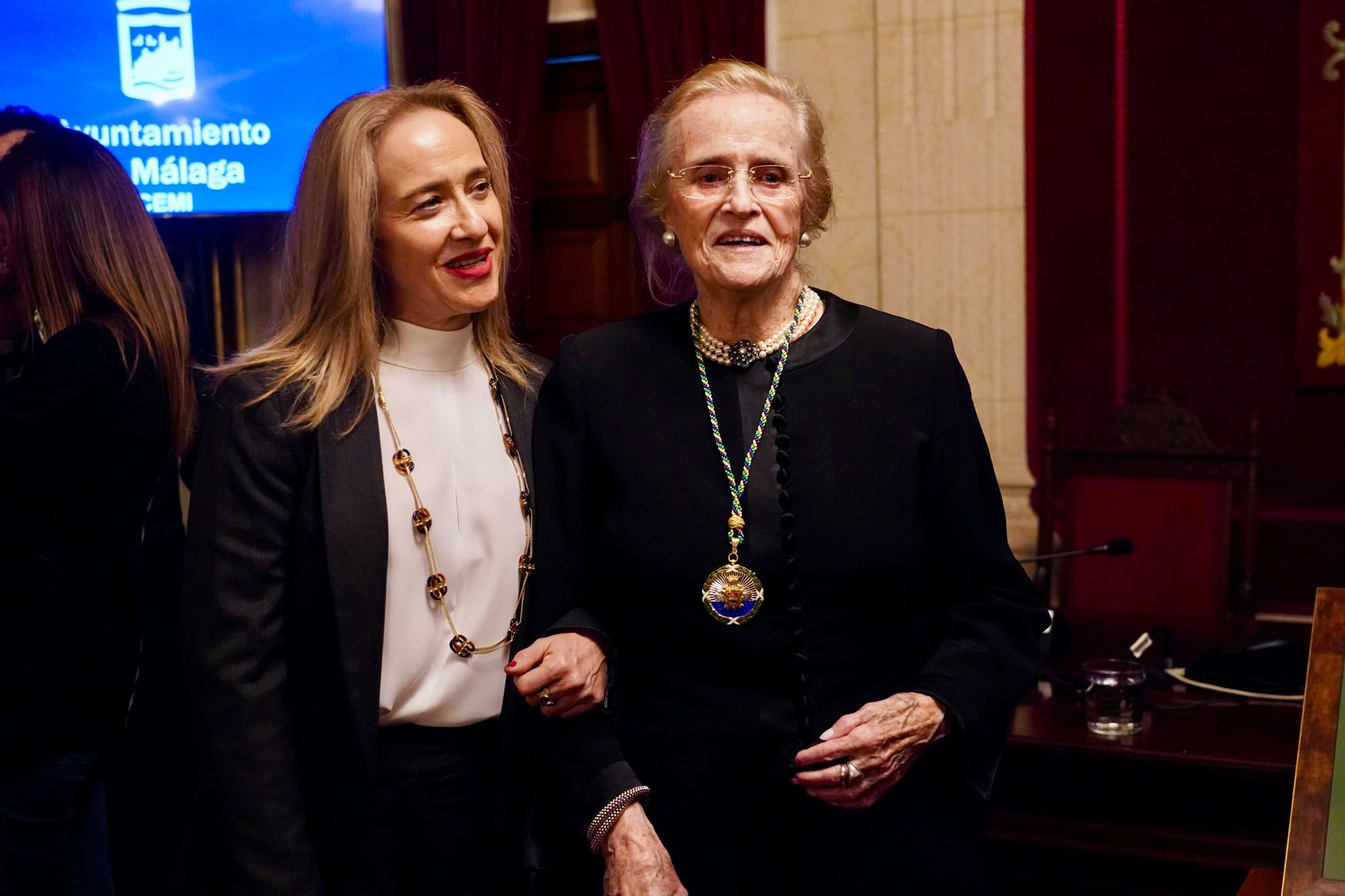 María Victoria Atencia recibe la medalla de la ciudad y el título de Hija Predilecta de Málaga.