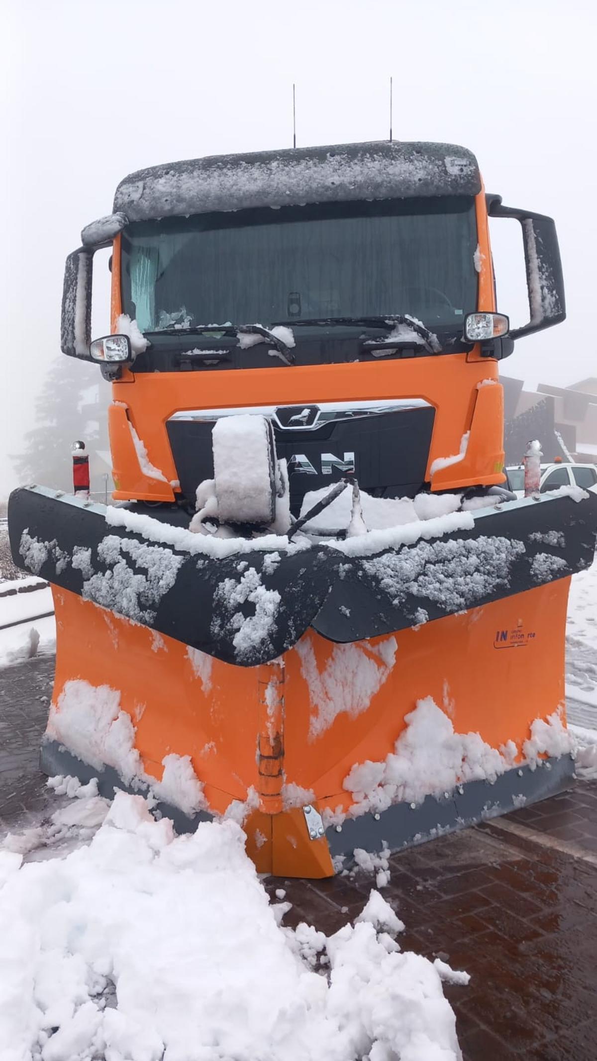El quitanieves que abrió paso a la salida de Remco Evenepoel