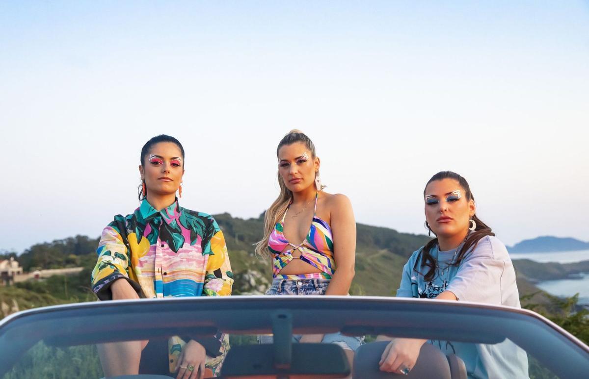 Olaia Maneiro (en el centro) con Aida y Sabela,
en el videoclip de la canción ‘Pano Corado’. | 
 // ROCÍO CIBES