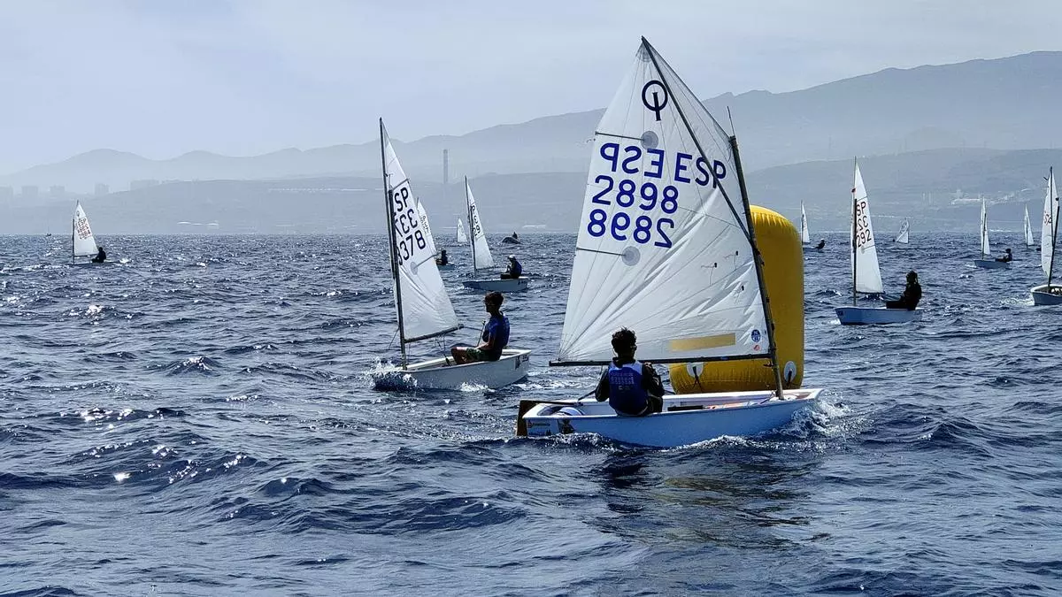 Una veintena de regatistas de 4 clubes representan a Canarias en los nacionales de Optimist