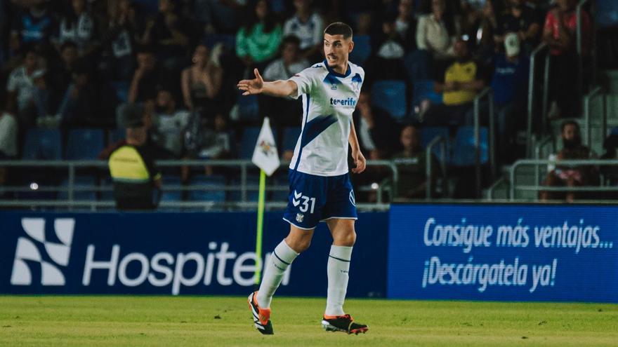El CD Tenerife tiene una opción unilateral sobre Arcos y Adri Pérez