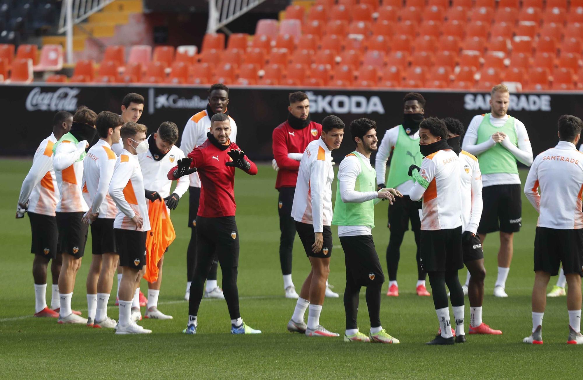 Última sesión del Valencia antes del derbi frente al Levante