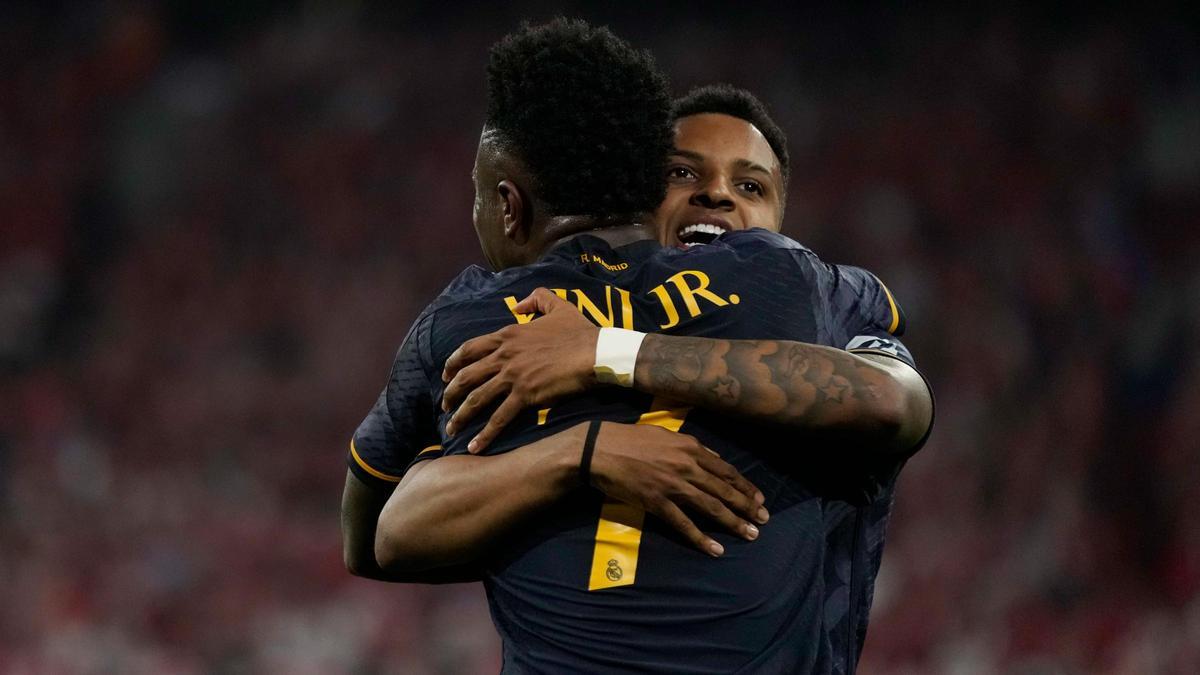 Rodrygo y Vinicius celebran un gol del Madrid en el Allianz Arena