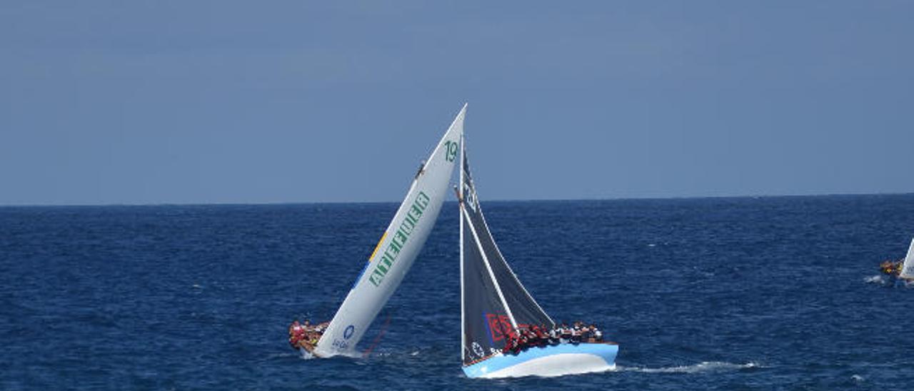 San Cristóbal (19) y Puerto de La Luz (33) durante la regata de ayer.