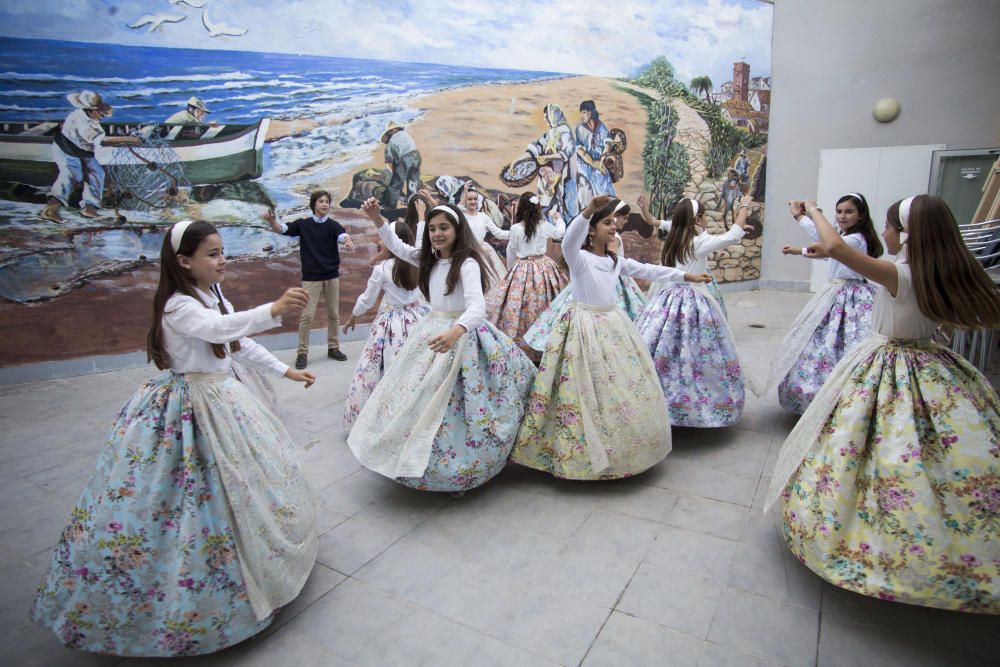 Ensayo de la Dansà con la fallera mayor y la corte