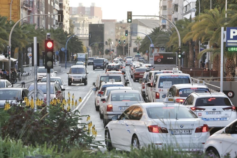 Los taxistas colapsan el centro de Alicante