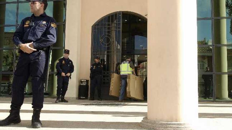 Agentes de la Policía Nacional han efectuado un registro en la sede del Ayuntamiento de Los Alcázares (Murcia) en el marco de una investigación relativa a la gestión del anterior equipo de gobierno.
