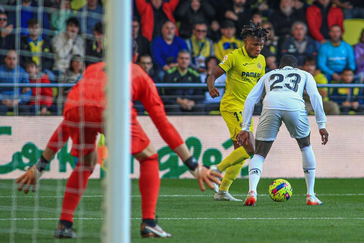 VILLARREAL, 07/01/2023.-El delantero del Villarreal Chukwueze (c) y el defensa del Real Madrid Ferland Mendy durante el partido de la jornada 16 de LaLiga Santander que el Villarreal y el Real Madrid disputan este sábado en el estadio de La Cerámica en Villarreal.- EFE /Domenech Castelló