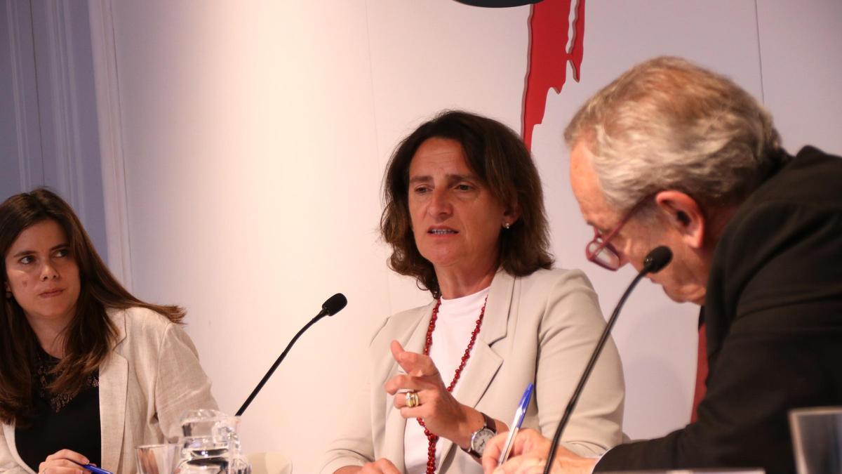 La vicepresidenta de la Comisión Europea Teresa Ribera, durante el acto de este lunes en el Col·legi de Periodistes de Barcelona.
