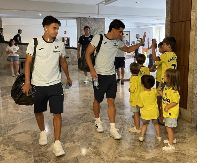 Galería | La cálida salida del Villarreal del hotel en Santander rumbo a El Sardinero para el estreno liguero