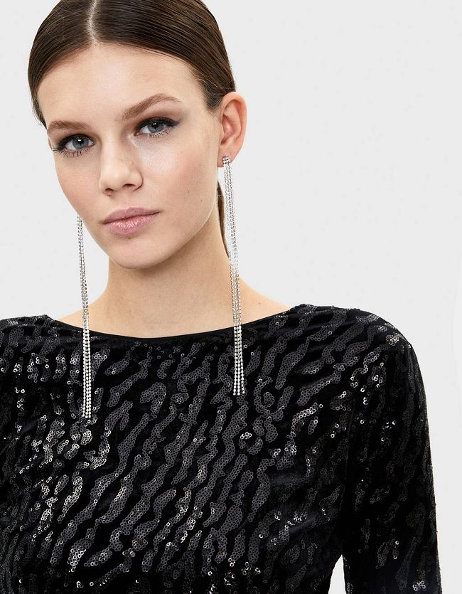 Ni en Zara ni en Mango, el vestido negro de lentejuelas más buscado para  esta Navidades lo firma Bershka - Woman