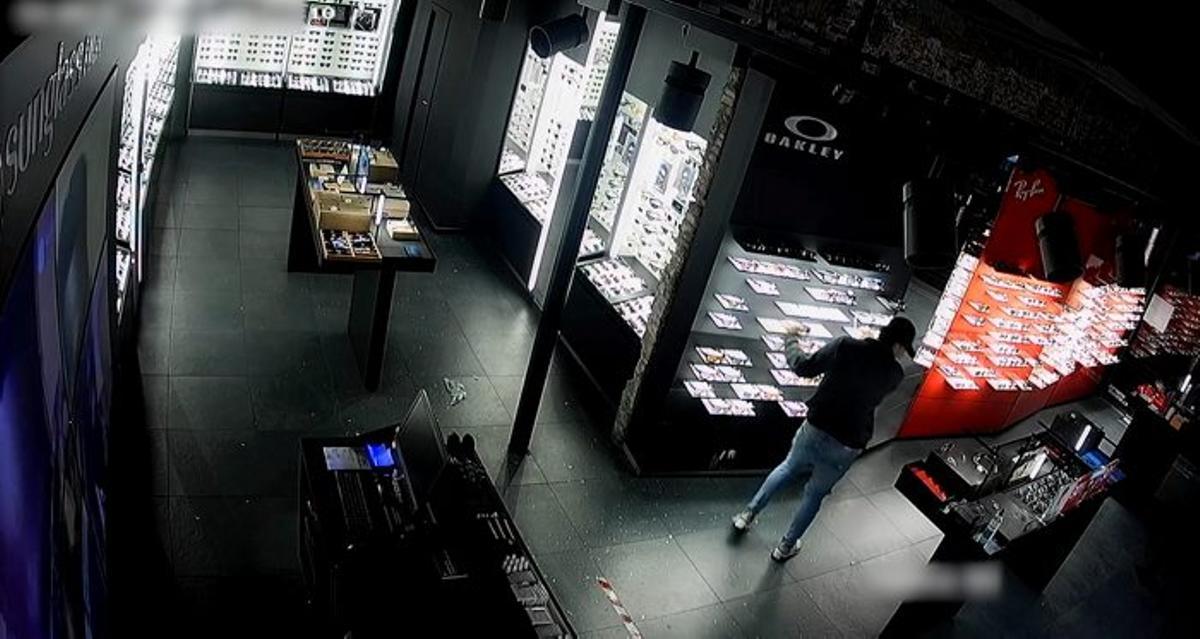 Detingut un lladre reincident que atracava comerços amb una tapa de claveguera