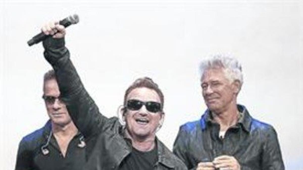 Larry Mullen Jr. , Bono y Adam Clayton, el martes en la presentación del disco.