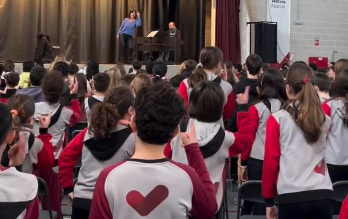 Un moment de l'assaig dels cantaires gironins a Palamós.